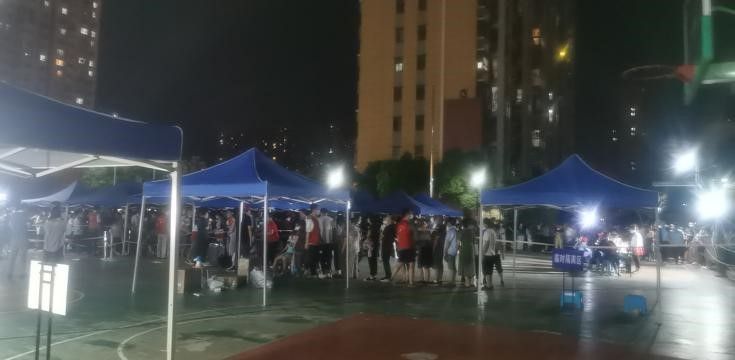 筑牢“防疫墙” 南京NG娱乐集团连夜组织2000余名工友核酸检测